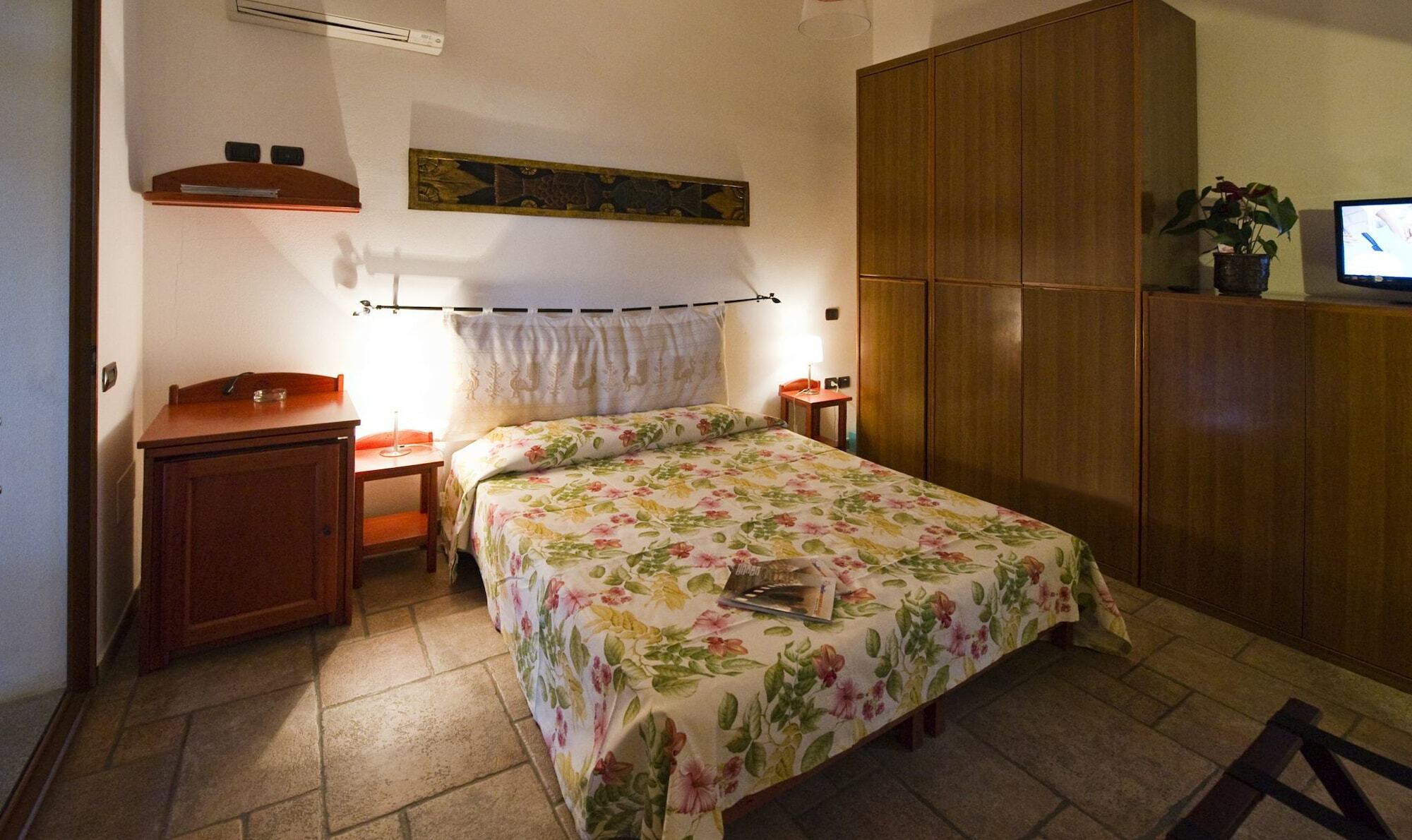 Villaggio Camping Spiaggia Del Riso Виласимиус Екстериор снимка